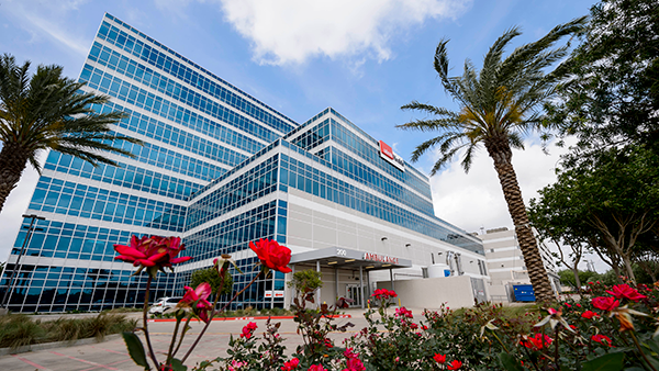 Exterior shot of the Clear Lake Campus hospital